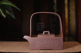 《金玉提梁》宜興市紫砂壺紫泥全手工高級工藝美術師制作創新提梁茶具套壺 《金玉提梁》宜興市紫砂壺紫泥全手工高級工藝美術師制作創新提梁茶具套壺